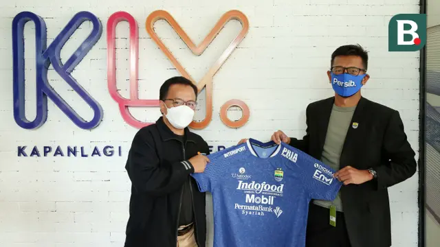 Editor in Chief Bola.Com & Bola.net, Darojatun (kiri) foto bersama dengan Direktur PT Persib Bandung Bermartabat (PBB), Teddy Tjahjono