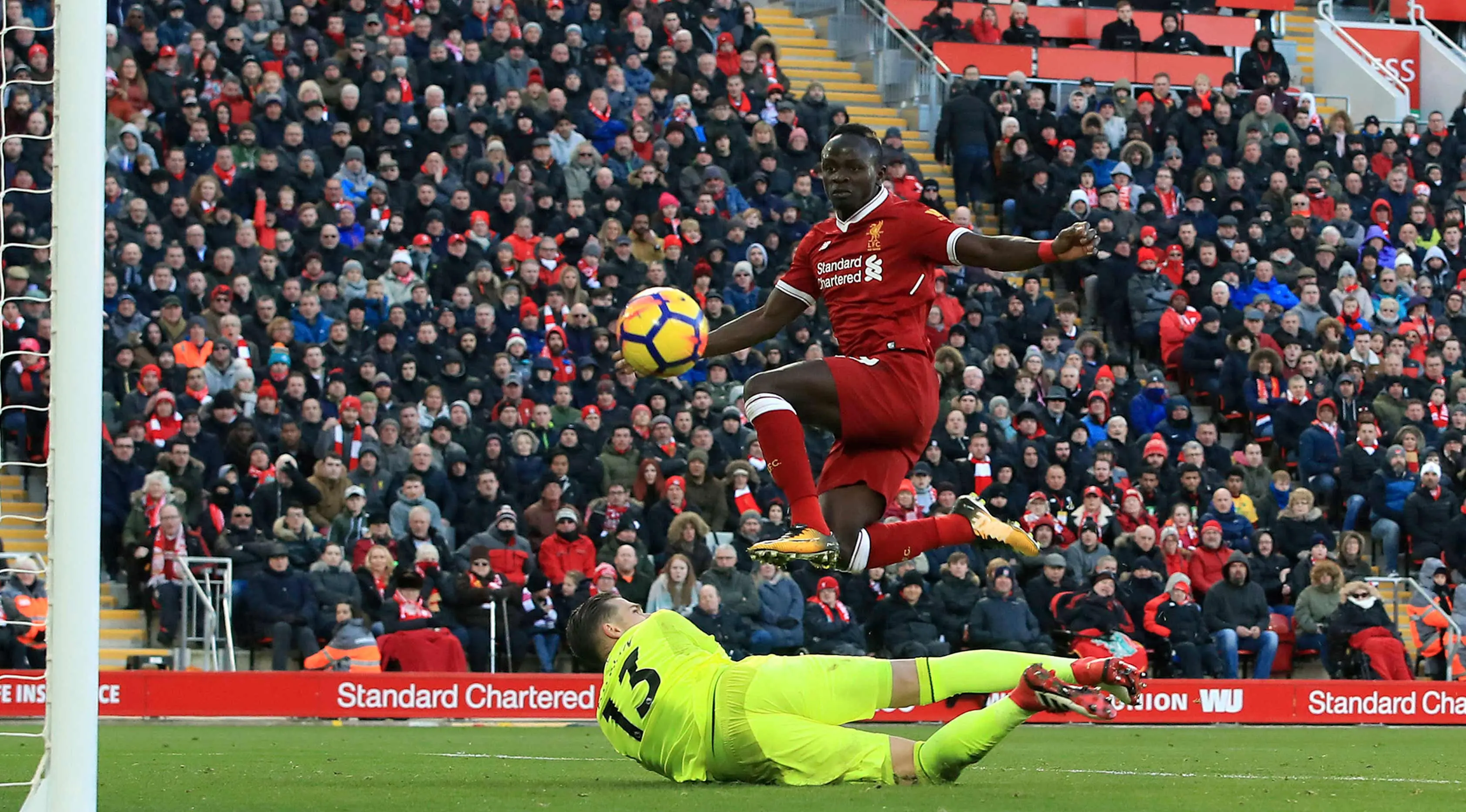 Aksi Penyerang Liverpool, Sadio Mane saat memasukan bola ke gawang West Ham United pada lanjutan Liga Inggris di Anfield, Inggris (24/2) (AP Photo / Rui Vieira)