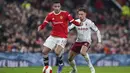 Gelandang Manchester United, Mason Greenwood mengontrol bola dari kawalan gelandang Aston Villa, Matty Cash pada pertandingan putaran ketiga Piala FA di stadion Old Trafford, Inggris, Selasa (11/1/2022). Berkat hasil ini, MU berhak lolos ke putaran keempat. (AP Photo/Jon Super)