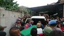 Suasana Bongkar Makam Lina Mantan Istri Sule. (Aksara Bebey/Merdeka.com)