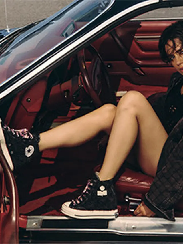 Tampilan Ikonik Sneakers Wedge Kolaborasi Converse x Isabel Marantf
