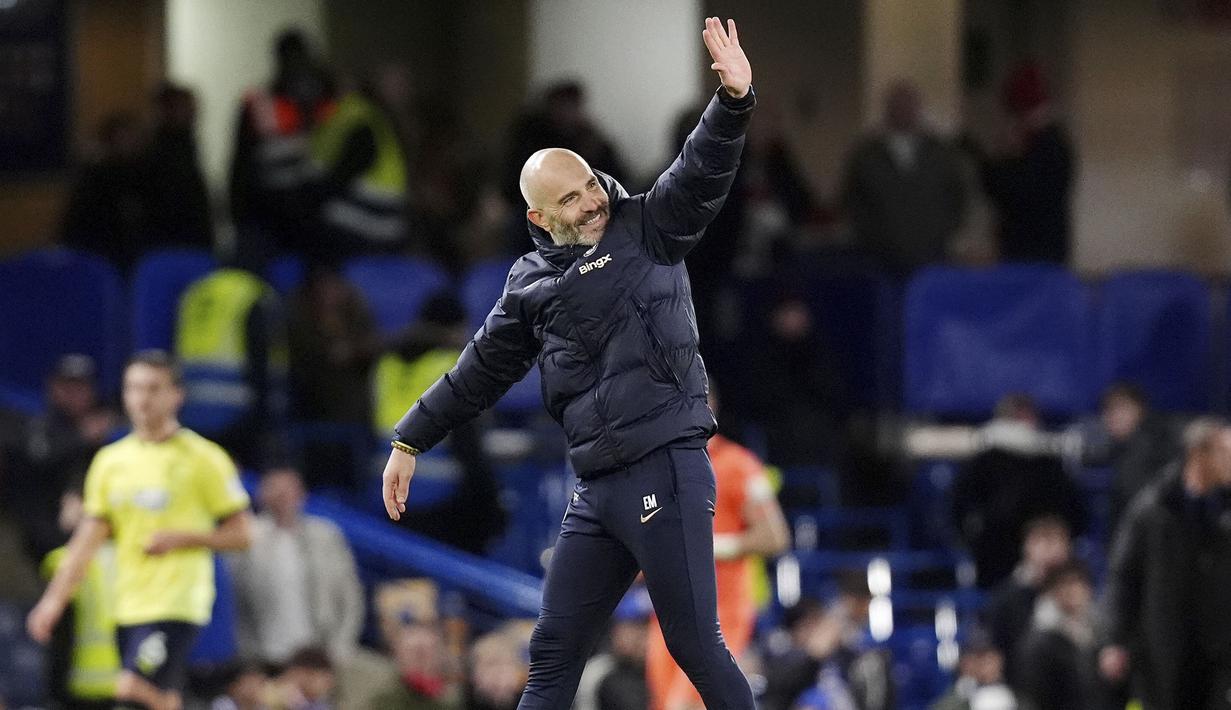 Pelatih Chelsea, Enzo Marseca melambaikan tangan kepada para penonton saat merayakan kemenangan timnya atas Southampton dalam laga lanjutan Liga Inggris 2024/2025 di Stamford Bridge, London, Rabu (26/02/2025) WIB. (AP Photo/John Walton)