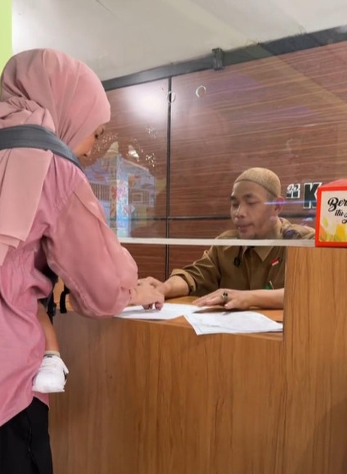Wanita Ini Daftarkan Anaknya ke Sekolah untuk Tahun 2030 Mendatang, Aksinya Curi Perthatian