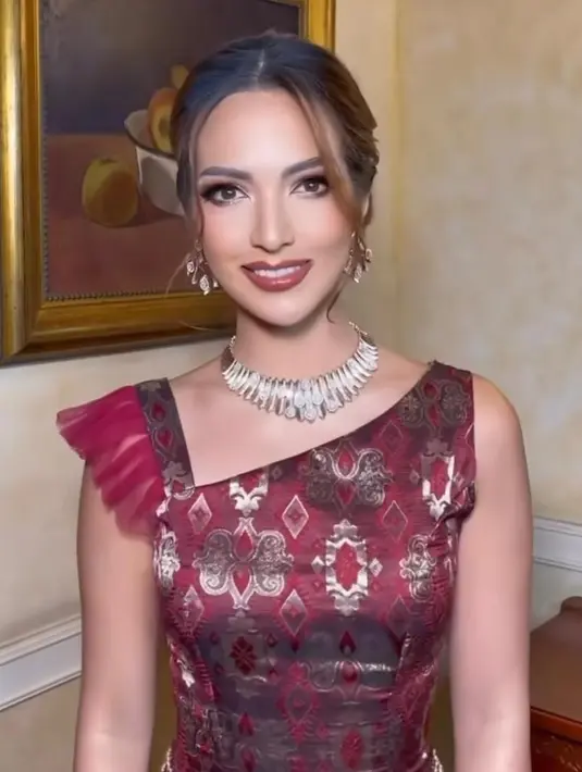 Simple, namun dipadukan dengan aksen-aksen mewah yang membuat penampilan Nia semakin elegan.  Instagram/ramadhaniabakrie]