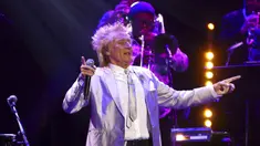 Rod Stewart tampil pada konser amal untuk membantu kanker prostat Raise the Roof yang diselenggarakan oleh Jools Holland di Royal Albert Hall, London, Inggris, 22 Juni 2022. Rod Stewart sendiri sebelumnya berjuang melawan penyakit kanker prostat, namun kini telah mengalami remisi. (Suzan Moore/PA via AP)