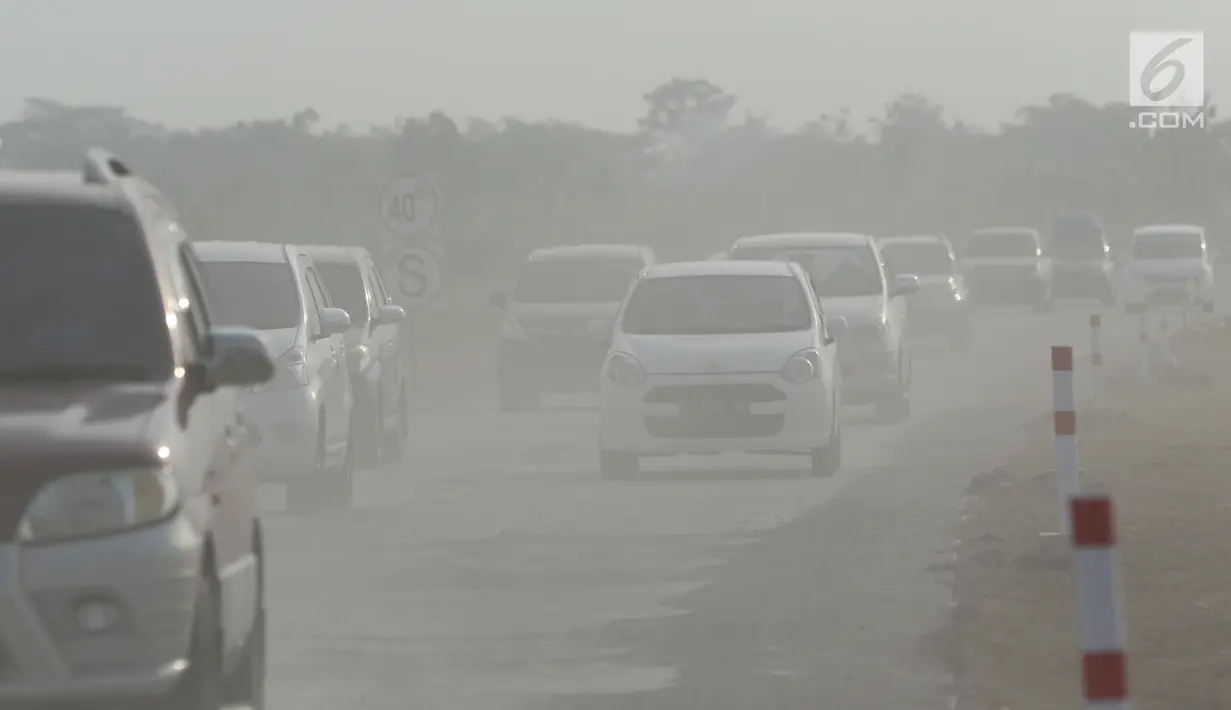 Suasana tol fungsional Brebes Timur-Batang, Jawa Tengah, Kamis (22/6). Pada H-3 Lebaran kendaraan pemudik yang melintas di jalan tol fungsional terpantau mulai meningkat. (Liputan6.com/Gempur M Surya)