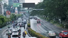 Kendaraan melintas di Jalan Rasuna Said, Kuningan, Jakarta, Jumat (6/1). Pemprov DKI akan merevisi Pergub Pengendalian Lalu Lintas dengan Jalan Berbayar Elektronik atau Electronic Road Pricing (ERP). (Liputan6.com/Yoppy Renato)