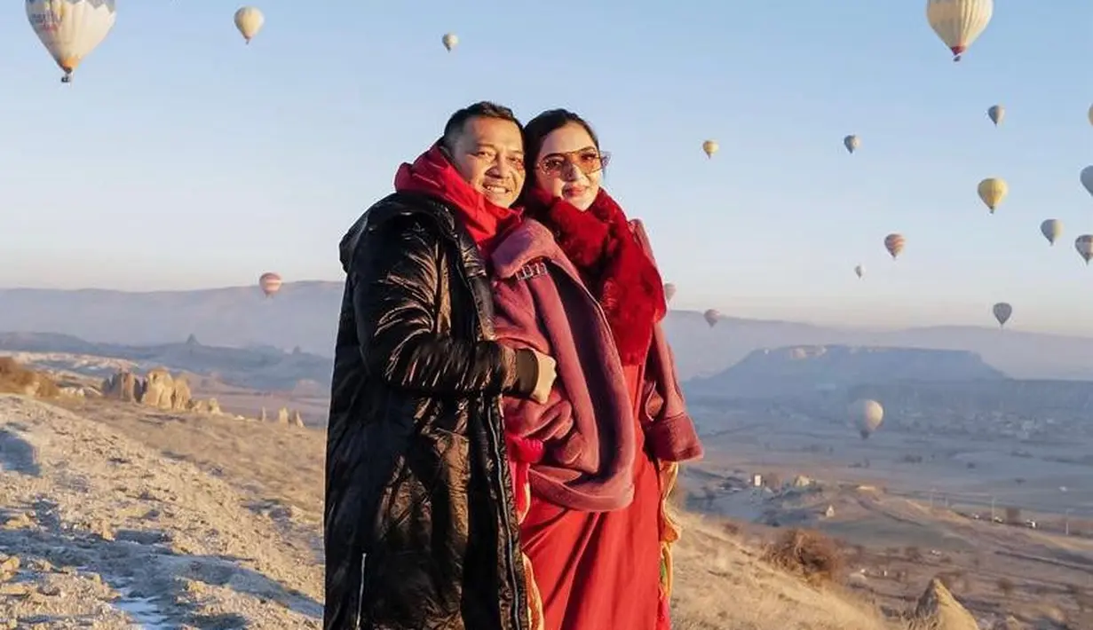 <p>Reuni dengan keluarga besar Atta Halilintar, Ashanty tampil begitu mempesona dengan jaket tebal, rok panjang warna merah saat berada di Cappadocia. (Instagram/ashanty_ash).</p>