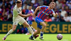 Gelandang Nottingham Forest asal Skotlandia #08, Elliot Anderson, melanggar gelandang Crystal Palace asal Inggris #20, Adam Wharton, dalam pertandingan&nbsp;Premier League Inggris antara Crystal Palace dan Nottingham Forest di Selhurst Park, London selatan, pada 24 Agustus 2025. (Ben STANSALL/AFP)