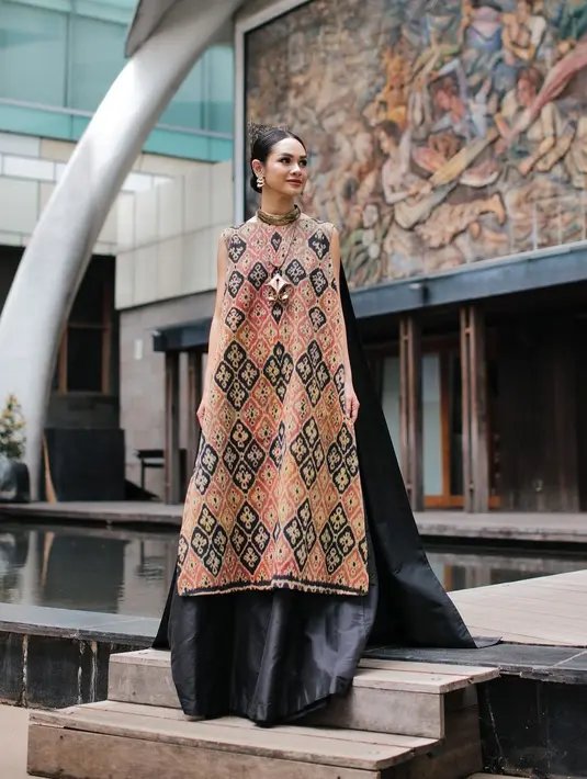 Mamuli bagi Andien sebuah fashion statement. Lewat perhiasan logam tersebut, Andien mengekspresikan kebanggaan sebagai perempuan. Ia pun bangga pada peran yang disandang kaum hawa. “Sama seperti Mamuli yg aku kenakan dengan bangga, aku sangat bangga dengan para perempuan di Indonesia, bangga dengan peranku sebagai perempuan,” ia menyambung. (Foto: Dok. Instagram @andienaisyah)