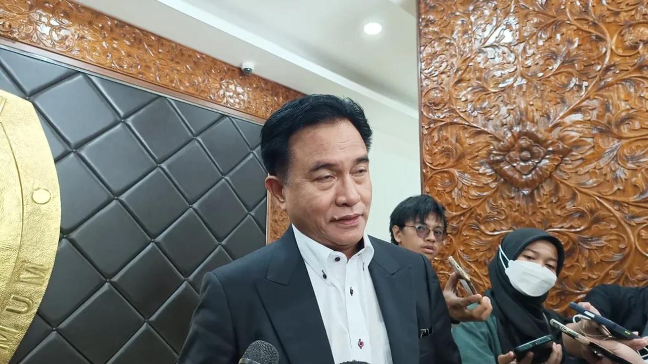 Kepada Jokowi, Yusril mengatakan bahwa bukan kewenangan MK untuk memutuskan perihal batas usia capres dan cawapres.