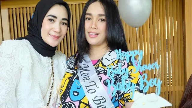 Jelang Lahiran, Ini 7 Potret Baby Shower Kedua Ussy Sulistiawaty Bareng Sahabat