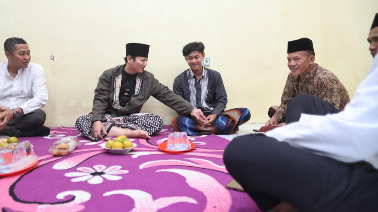 Mas Ipin Serahkan Santunan Rp223 Juta ke Keluarga Norjuwadi, Warga Tewas saat Cari Ikan di Pantai Ngampiran