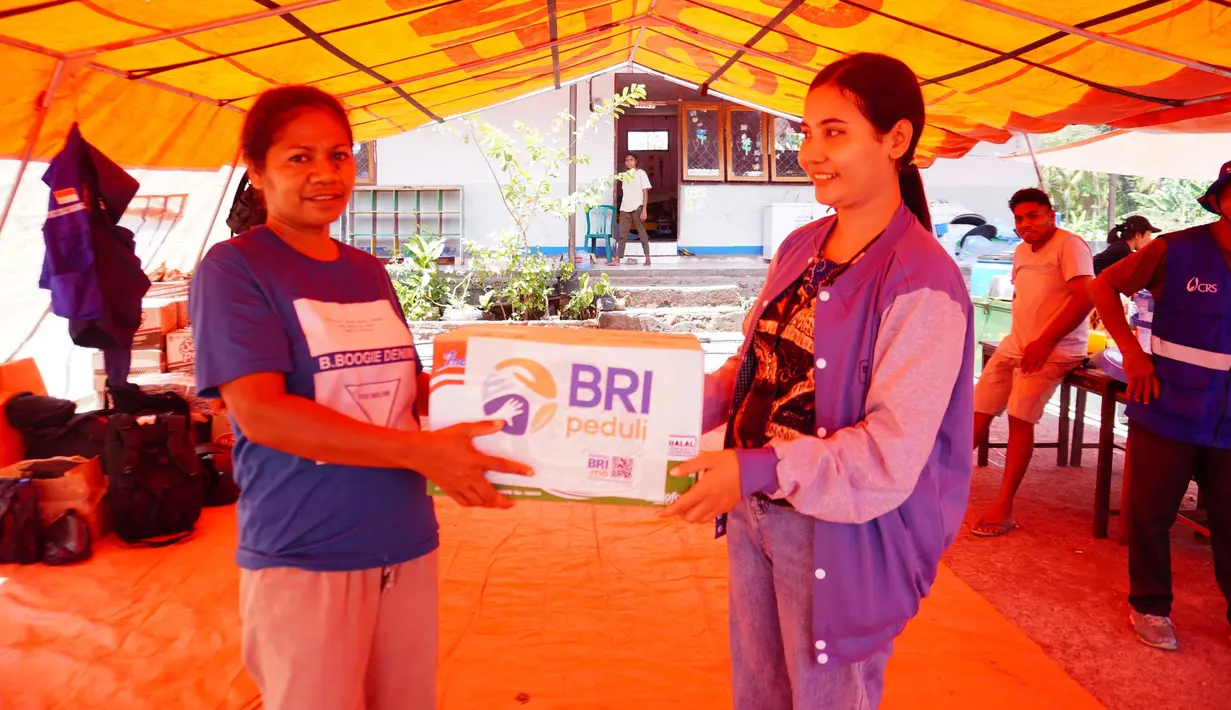 BRI melalui aktivitas Corporate Social Responsibility (CSR) BRI Peduli merespon kejadian bencana alam tersebut dan bahu membahu membantu warga yang terdampak. Berbagai bantuan diberikan berupa penyaluran ratusan paket makanan cepat saji, air mineral, beras, pakaian, perlengkapan bayi, dan lain lain. (Foto: Dokumentasi BRI)
