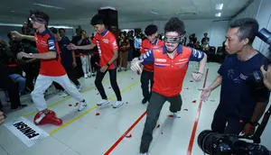 2 Pembalap Honda MotoGP Ditantang Lomba Pecahin Balon saat Kopdar di Bali