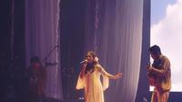 Potret Nadin Amizah Bahagia Jadi Pembuka Konser Aurora. (instagram/cakecaine)