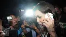Anggota DPR F-Demokrat Rooslynda Marpaung, sibuk dengan ponselnya usai diperiksa KPK, Jakarta, Rabu (18/11/2015). Rooslynda diduga menerima uang haram dari Gatot saat dirinya menjadi anggota DPRD Sumut 2009-2014. (Liputan6.com/Helmi Afandi) 