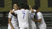 Pemain Arema FC merayakan kemenangan atas Tira Persikabo pada laga Shopee Liga 1 di Stadion Pakansari, Bogor, Senin, (2/3/2020). Tira Persikabo takluk 0-2 dari Arema FC. (Bola.com/M Iqbal Ichsan)