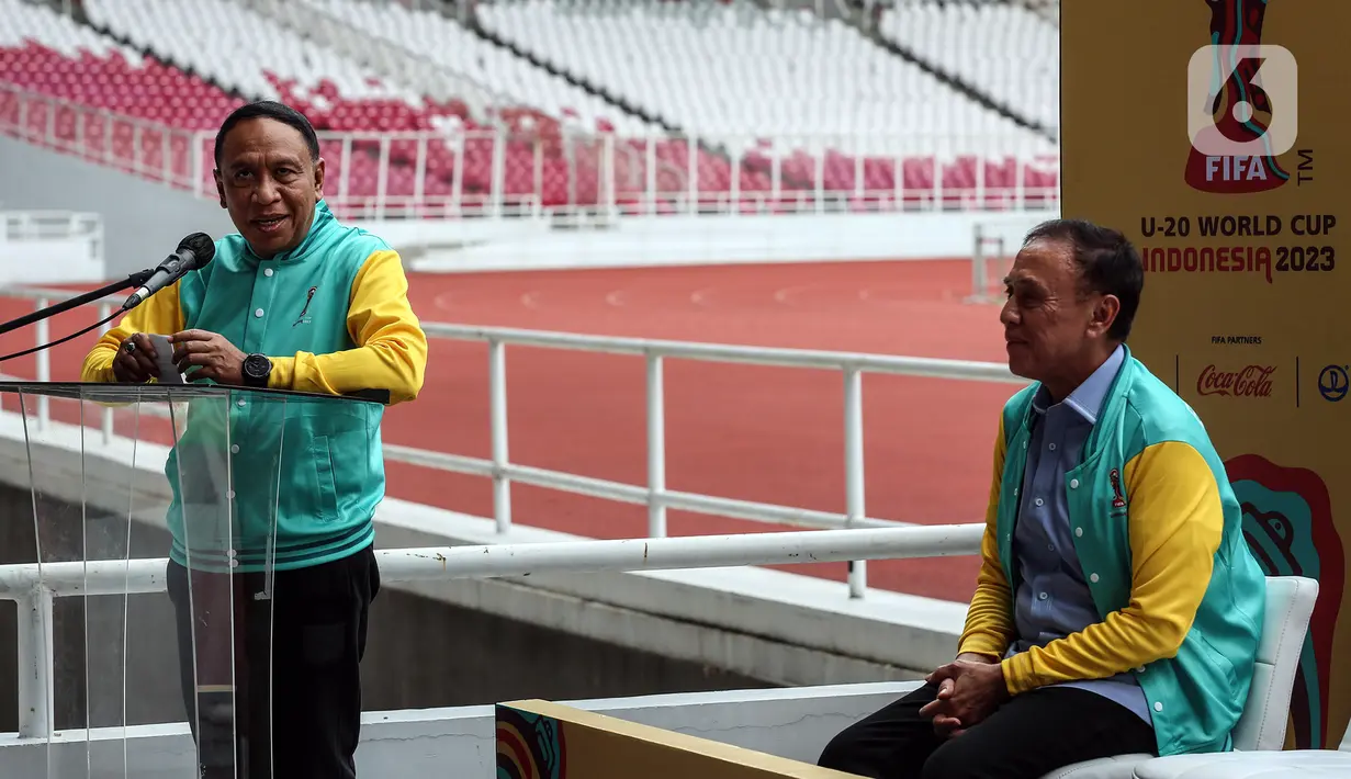 Menteri Pemuda dan Olahraga Zainudin Amali (kiri) didampingi Ketua PSSI Mochamad Iriawan (kanan) saat menyampaikan sambutan pada acara Hitung Mundur 100 Hari Menuju Piala Dunia U-20 di Stadion Utama Gelora Bung Karno, Jakarta, Kamis (9/2/2022). Piala Dunia U-20 2023 akan digelar di Indonesia mulai 20 Mei hingga 11 Juni mendatang di Stadion Utama Gelora Bung Karno. (Liputan6.com/Johan Tallo)