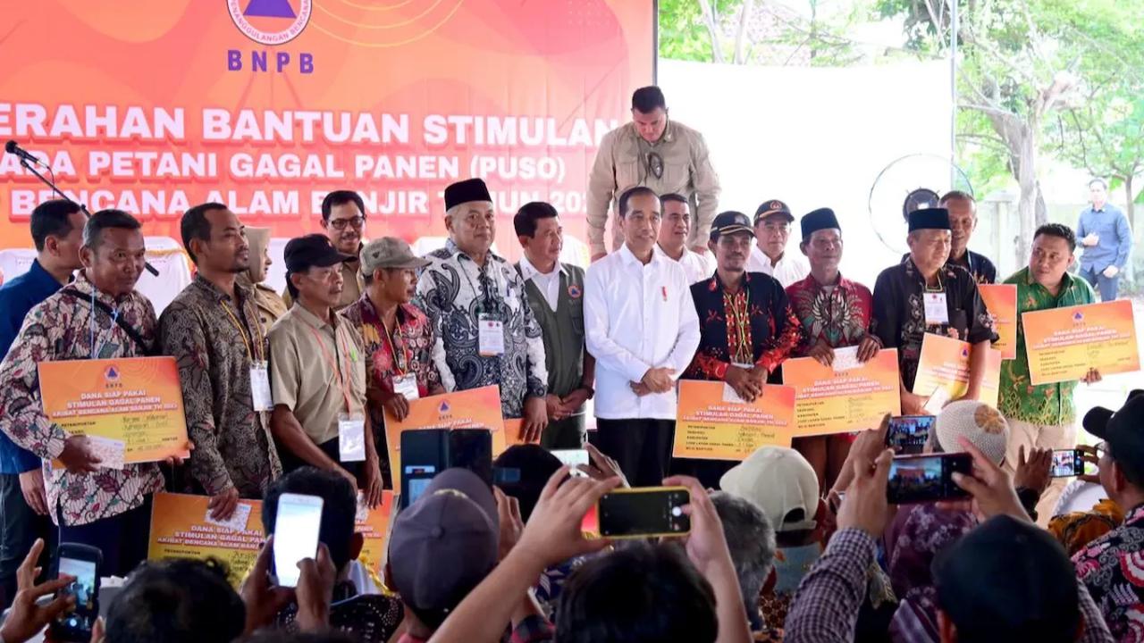 Tasirah (50) warga Bondansari, Kecamatan Wiradesa, Kabupaten Pekalongan itu berhasil membawa pulang hadiah berupa sepeda lantaran bisa menyebut isi Pancasila di depan Presiden Republik Indonesia, Joko Widodo.<br>