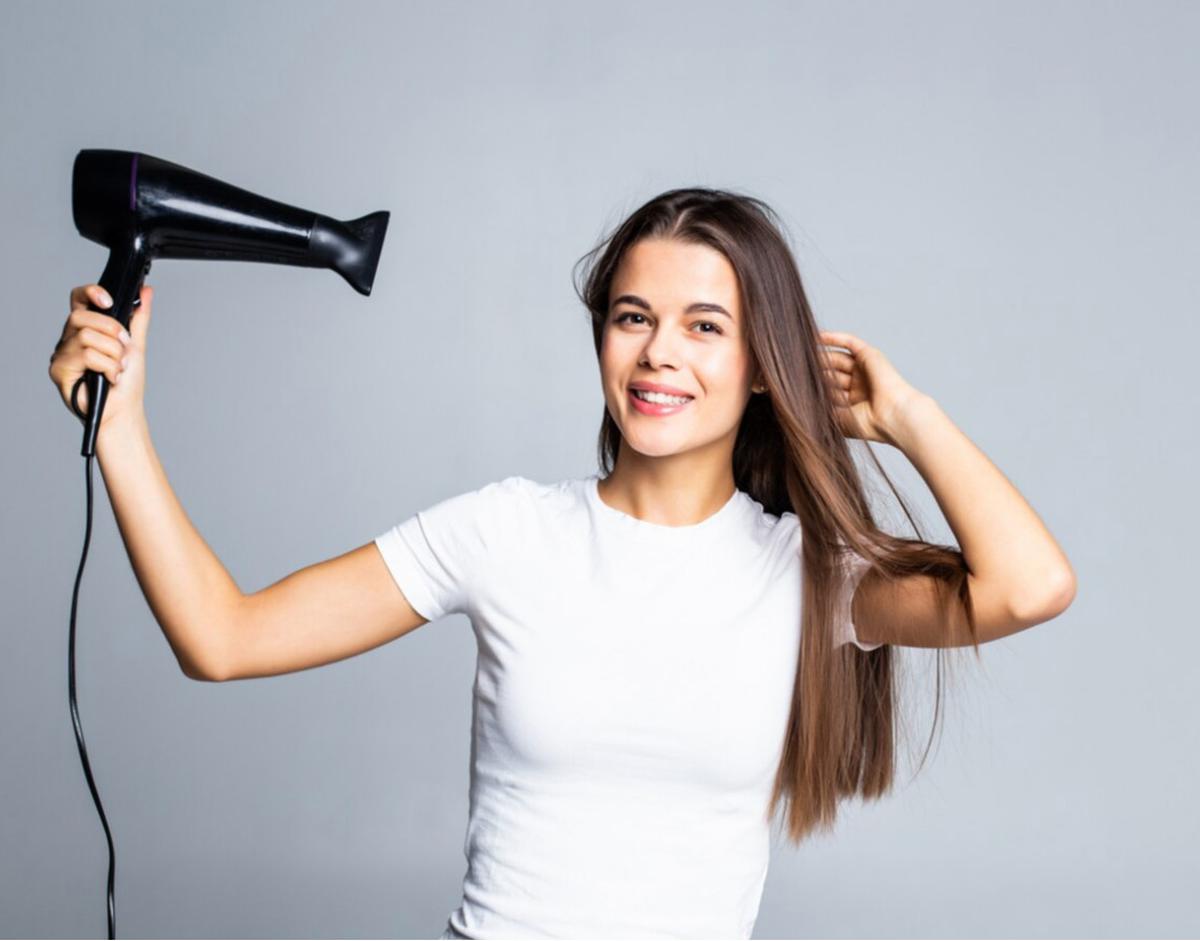 mengeringkan rambut dengan baik