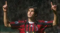 Kaka. Eks gelandang serang Brasil berusia 40 tahun yang pensiun pada Desember 2017 bersama Orlando di MLS ini menjadi pencetak gol terbanyak di ajang Liga Champions pada musim 2006/2007 bersama AC Milan. Ia mampu mengoleksi 10 gol dan 3 assist dari 13 laga. Gelar top skor pun menjadi miliknya dan Milan pun sukses menjadi kampiun Liga Champions 2006/2007 usai mengalahkan Liverpool 2-1 di laga final. (AFP/Carl De Souza)