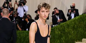 Aktris dan penyanyi Troye Sivan memilih tampil nyentrik dengan mengenakan gaun seksi warna hitam rancangan desainer Prancis, Joseph Altuzarra. Pelantun lagu “Youth” tersebut melengkapi penampilannya dengan kalung mewah dari Cartier. (Instagram/troyesivan).