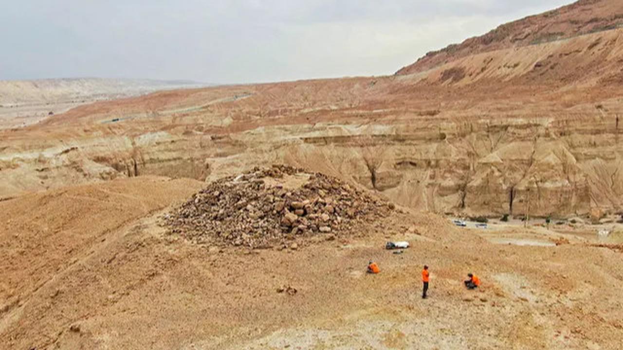 Arkeolog Temukan Piramida Misterius Berusia 2.200 Tahun di Gurun Palestina, Berisi Koin Perunggu Kuno Sampai Kain