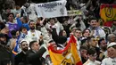 Los Blancos menutup pertandingan dengan agregat meyakinkan 5-1 atas Manchester City. Tampak dalam foto, penggemar Madrid bersorak mendukung tim mereka selama pertandingan leg kedua 16 besar Liga Champions 2025/2026 melawan Manchester City di Etihad Stadium, barat laut Inggris, pada Selasa 17 Maret 2026 waktu setempat atau Rabu (18/3) dini hari WIB. (Paul ELLIS/AFP)