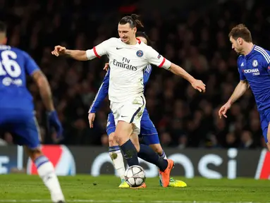 Penyerang PSG, Zlatan Ibrahimovic (tengah) berusaha melewati para pemain Chelsea pada leg kedua liga Champions di Stamford Bridge, London, Inggris (10/3). PSG menang atas Chelsea dengan skor 2-1. (Reuters/John Sibley)