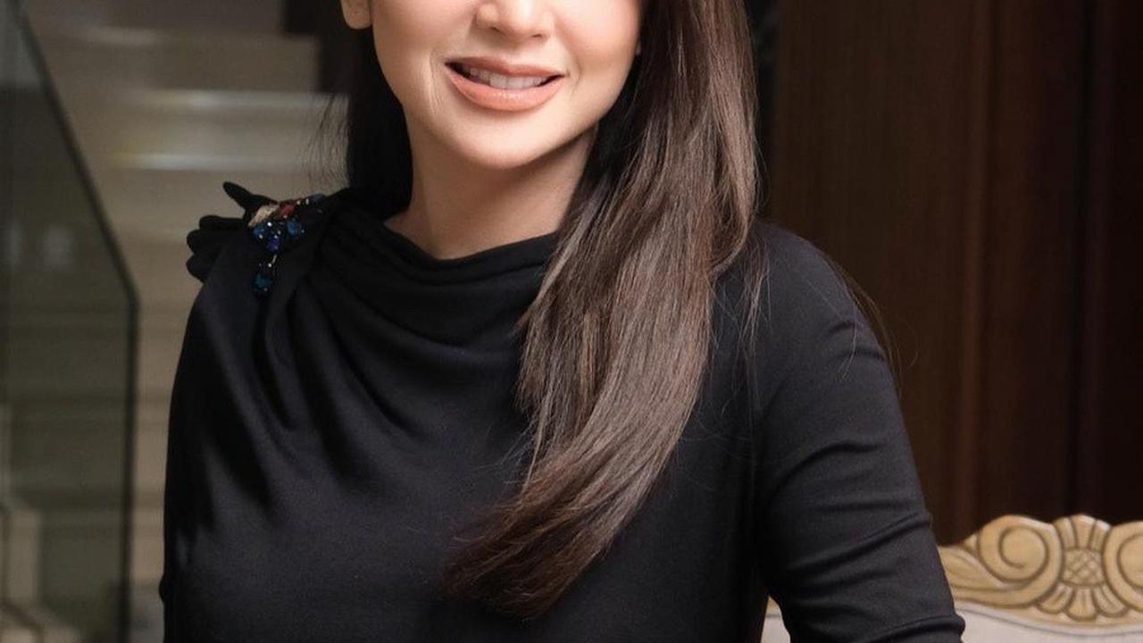 Dewi Perssik, yang memiliki nama asli Dewi Muria Agung, adalah penyanyi dangdut terkenal yang dikenal dengan suara kuat dan penampilan panggung yang memukau.<br>