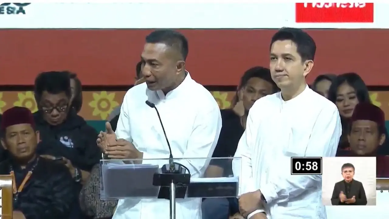 Pasangan calon gubernur dan calon wakil gubernur nomor urut 2 Dharma Pongrekun-Kun Wardana Abyoto saat debat kedua Pilgub Jakarta 2024.