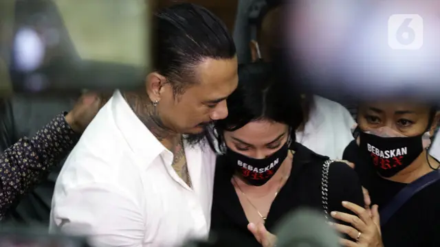 FOTO: Peluk Nora Alexandra, Jerinx Beri Keterangan Usai Sidang Putusan