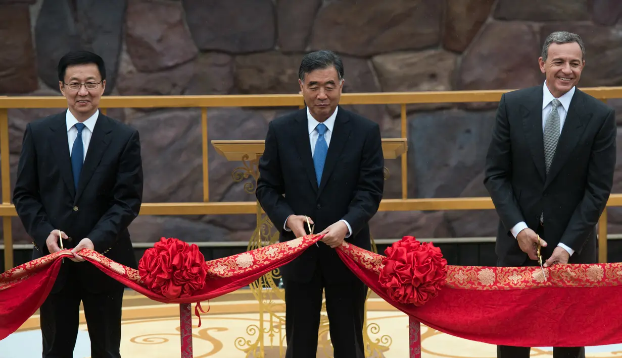 (Ki-ka) Walikota Shanghai Han Zheng, Wakil Perdana Menteri China Wang Yang dan CEO Walt Disney, Bob Iger, memotong pita merah saat upacara pembukaan untuk Shanghai Disney Resort di Shanghai, Tiongkok, (16/6). (AFP Photo/Johannes Eisele)
