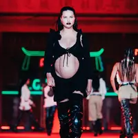 Adriana Lima saat berjalan di runway untuk Alexander Wang memamerkan perut buncit berototnya. (Foto: Instagram @alexanderwangny)