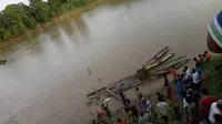 Warga ramai menyaksikan proses pencarian korban bocah SD diduga diserang buaya di Sungai Batanghari pada Desember 2016 lalu. (Foto: Dok. Polres Tebo/B Santoso)