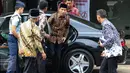 Presiden Joko Widodo tiba di Kantor Pimpinan Pusat Muhammadiyah, Jakarta, Selasa (8/11). Kunjungan Presiden Jokowi ke PP Muhammadiyah ini masih dalam rangka melakukan konsolidasi atau dialog dengan ormas Islam. (Liputan6.com/Faizal Fanani)