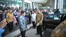 Presiden Joko Widodo (Jokowi) saat akan meninggalkan Gedung Bursa Efek Indonesia (BEI), Jakarta, Selasa (7/4/2015). Kunjungan presiden tersebut untuk melihat perkembangan pasar modal Indonesia. (Liputan6.com/Faizal Fanani)