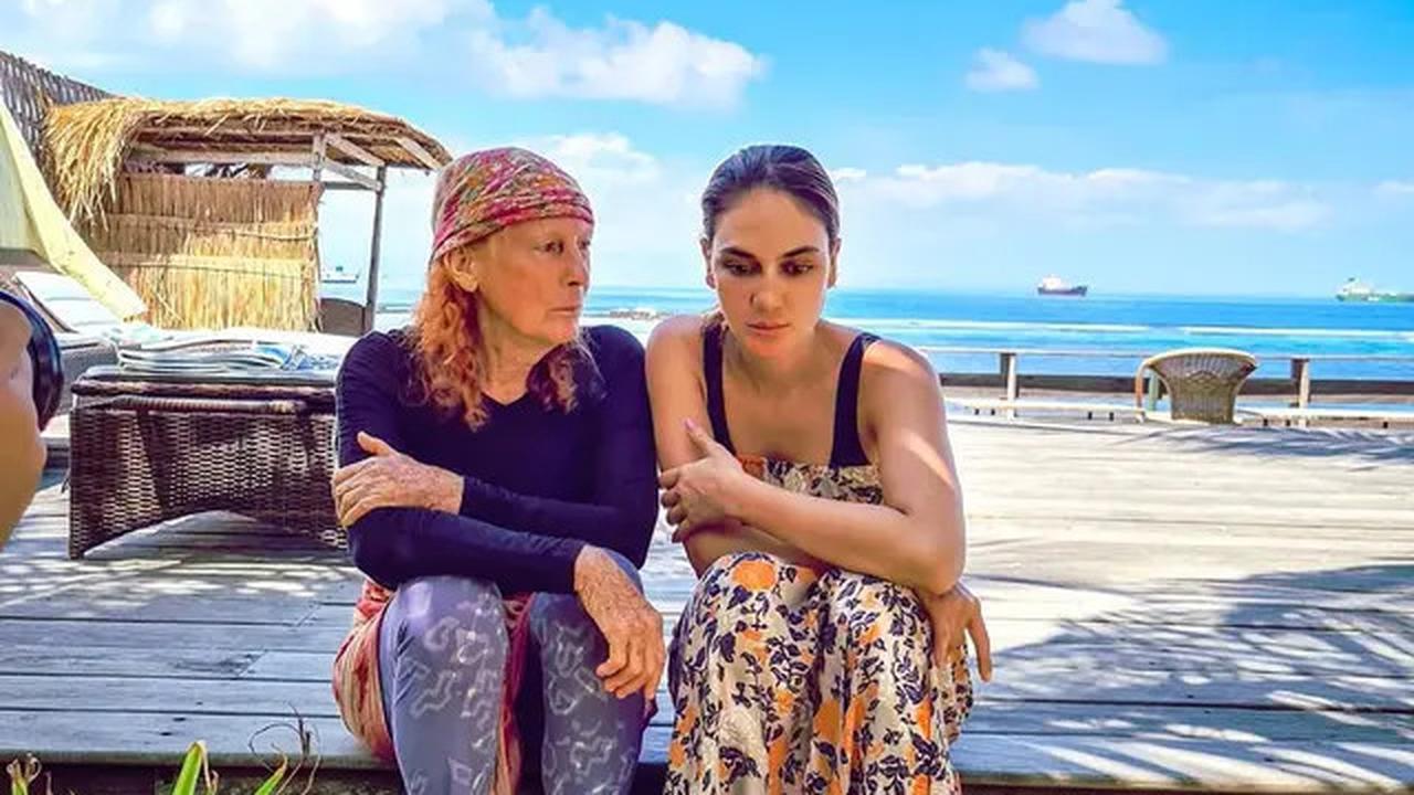 11 Inspirasi Outfit dengan Sandal ala Luna Maya, Cocok Ditiru untuk Liburan