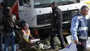 Petugas kepolisian melakukan penyelidikan di lokasi serangan truk yang menabrak sejumlah tentara Israel di sebuah tempat wisata di Yerusalem, Minggu (8/1). Supir truk tersebut langsung ditembak mati paska melakukan aksinya. (AP Photo/Mahmoud Illean)