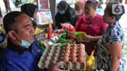 Warga mengantre untuk membeli sembako murah di Bazar Sembako Murah di Kecamatan Ciledug, Kota Tangerang, Senin (12/9/2022). Bukan hanya pangan, bazaar tersebut juga menyediakan gas, kebutuhan rumah tangga, hingga produk UMKM.  (Liputan6.com/Angga Yuniar)