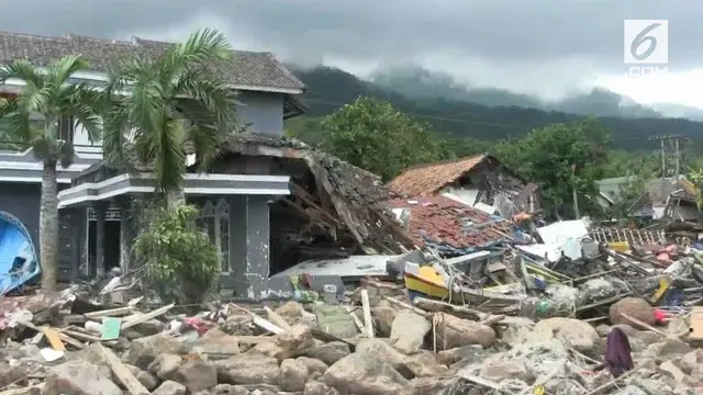 Puluhan kendaraan berat mulai membersihkan puing bangunan yang terdampak tsunami di Lampung Selatan.
