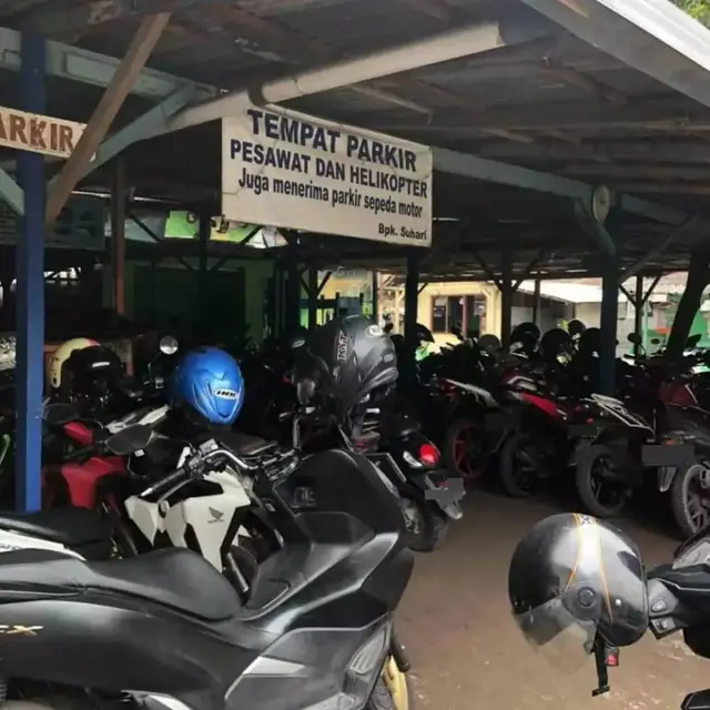 10 Potret Larangan Parkir Nyeleneh, Tulisannya Kocak