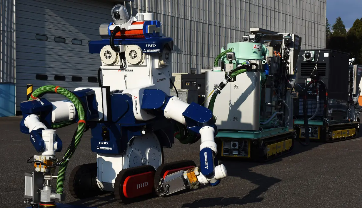 Sebuah unit robot dikendalikan dari jarak jauh untuk menghilangkan kontaminasi nuklir saat demonstrasi di Chiba (16/12). Robot dikembangkan untuk pembangkit nuklir Fukushima yang mengalami krisis sejak Tsunami. (AFP/Toru Yamanaka)