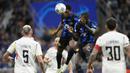 Pemain Inter Milan, Denzel Dumfries, menyundul bola saat melawan Benfica pada laga Liga Champions di Stadion Giuseppe Meazza, Rabu (4/10/2023). Inter yang mendominasi pertandingan selama 45 menit kedua hanya bisa memaksimalkannya lewat lesakan gol Marcus Thuram di menit ke-62. (AP Photo/Luca Bruno)
