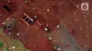 Foto udara menggambarkan lokasi pemakaman jenazah yang diduga terinfeksi Covid-19 di TPU Pondok Ranggon, Jakarta, Kamis {30/4/2020). Berdasar data yang diumumkan pemerintah per 30 April 2020, 10.118 orang positif, 1.522 orang dinyatakan sembuh dan 792 meninggal. (Liputan6.com/Helmi Fithriansyah)