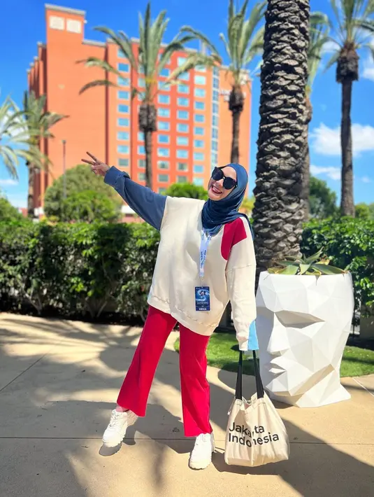 <p>Tampil santai dengan oversized sweater seperti Zaskia Adya Mecca. Outfit ini cocok untuk digunakan sehari-hari. [Instagram/zaskiadyamecca]</p>