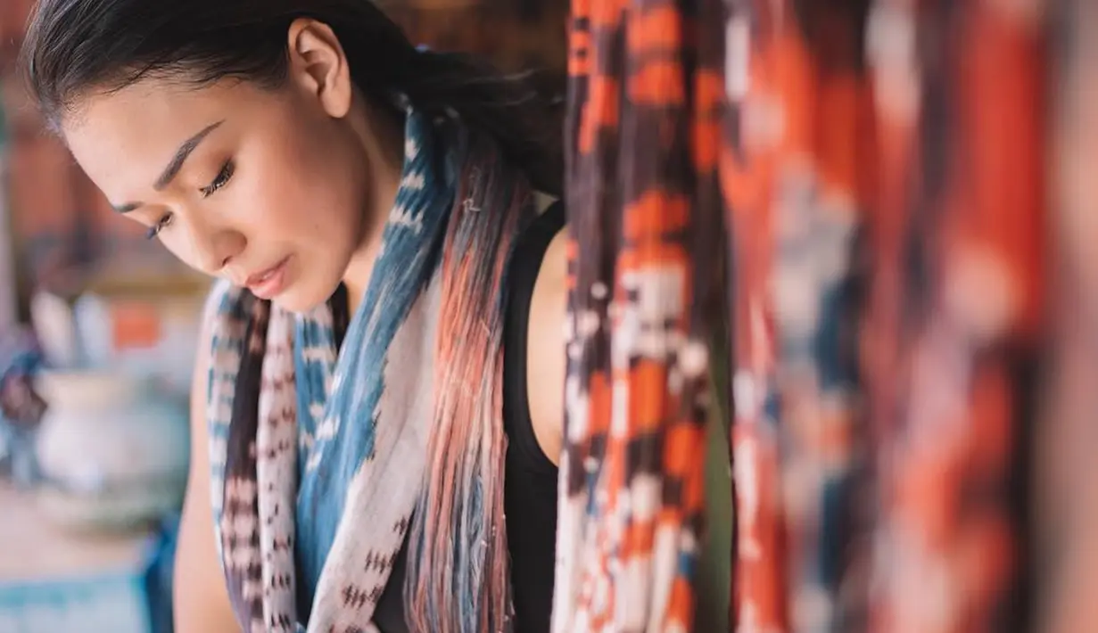 Berbeda dari artis lain yang selalu totalitas saat liburan, aktris berusia 32 tahun ini tetap tampil percaya diri dengan makeup minimalis di wajahnya. Bak warga lokal Adinia Wirasti kerap memakai kain tenun ikat Sumba saat berlibur ke Nusa Tenggara Timur.(Liputan6.com/IG/@adiniawrst)