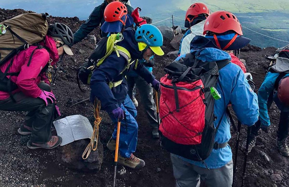 FOTO: Melawan Batas Usia,  Kakek 102 Tahun Pecahkan Rekor Pendaki Tertua  Gunung Fuji