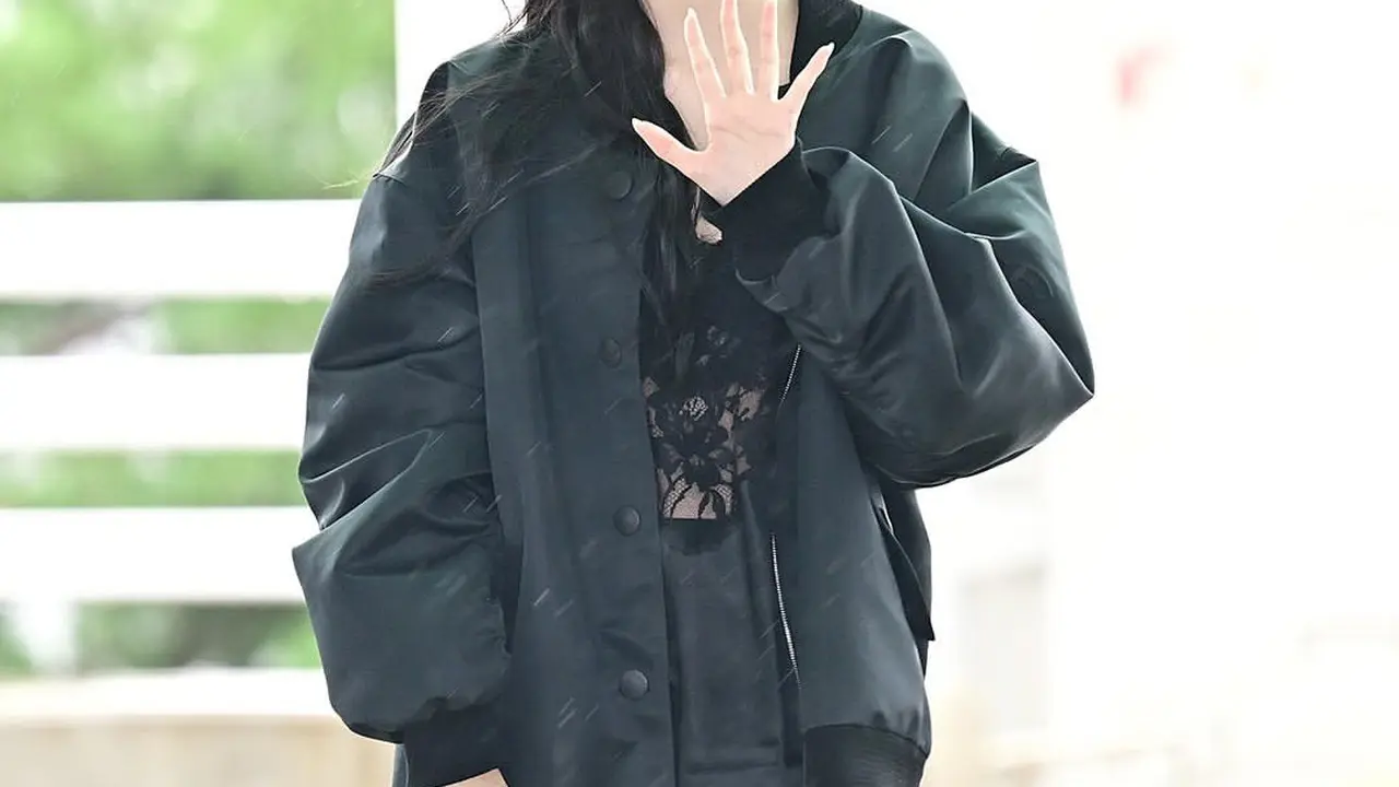 Mun Ka Young Tampil Effortless Beauty dengan Lingerie Look di Bandara Incheon Menuju Jakarta